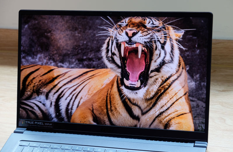 Màn hình hiển thị sắc nét tuyệt vời và màu sắc tuyệt vời.