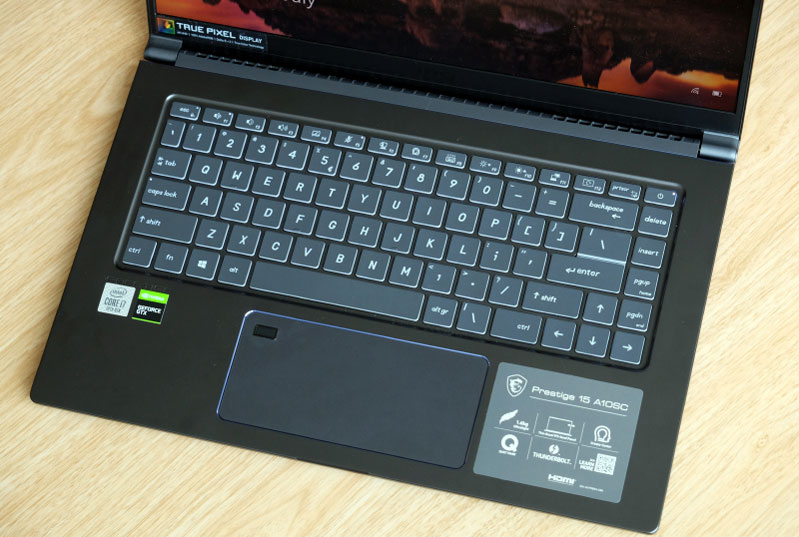 Bàn phím và bàn di chuột khá xuất sắc.