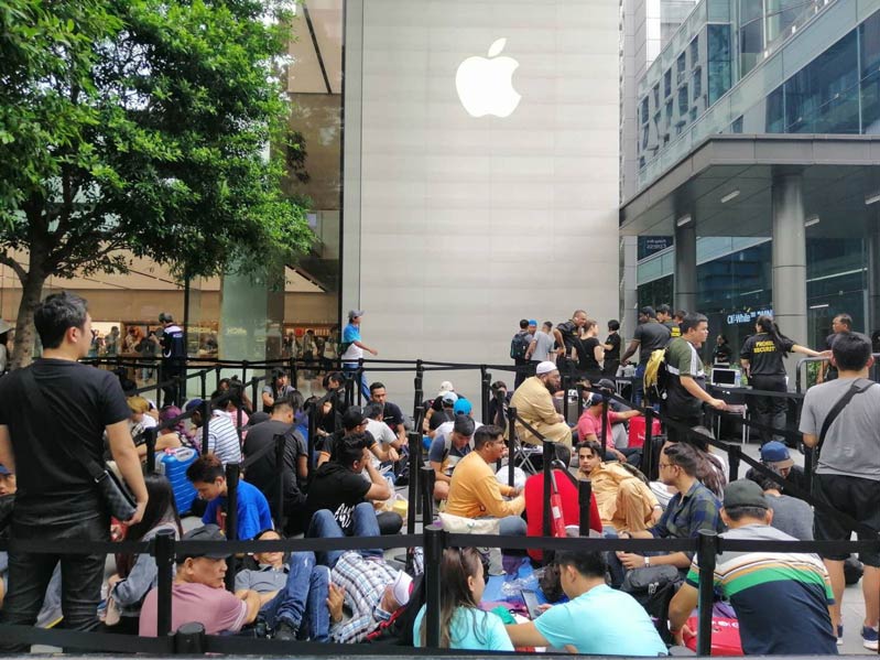 Xếp hàng chờ mua iphone mới nhất tại Singapore