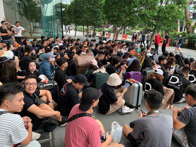 Để xếp hàng ở Singapore dân buôn phải tốn thời gian và chi phí 