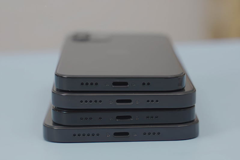 Bố trí cổng sạc và loa tương tự như thế hệ trước