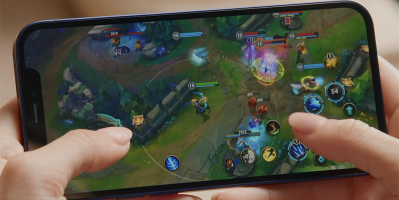 iPhone 12 chiến game với iPhone12