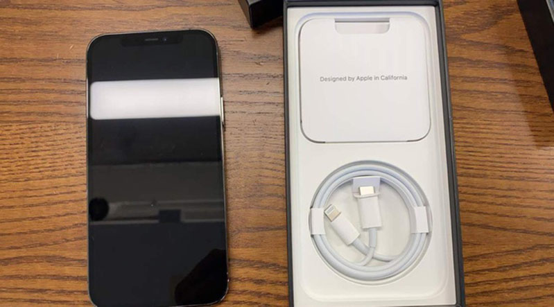 Bên trong hộp iPhone 12 Pro  Bên trong hộp iPhone 12 Pro