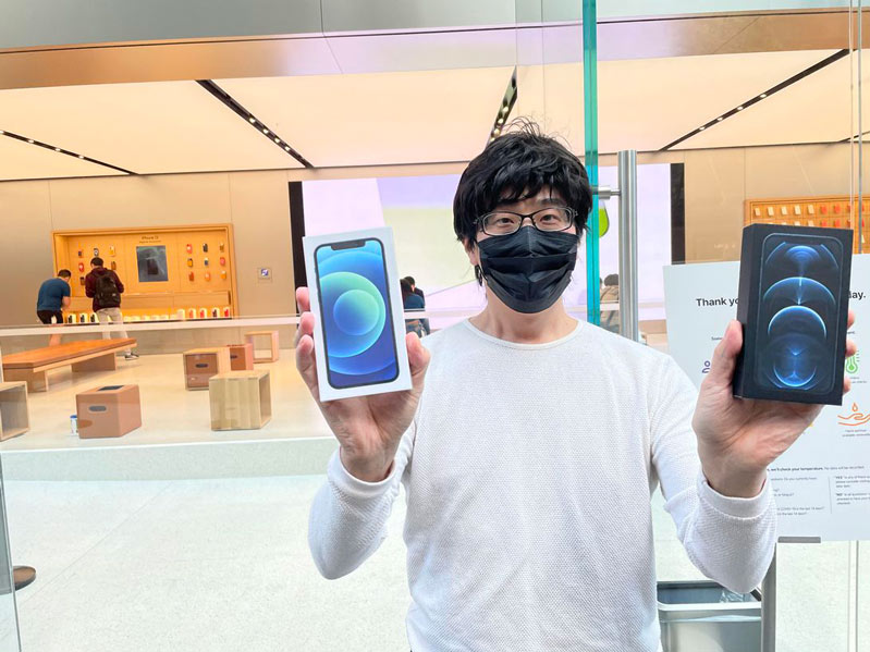 Người đàn ông sở hữu chiếc iPhone 12 đầu tiên vào ngày ra mắt trên thế giới người đầu tiên mua iPhone 12 tại apple store