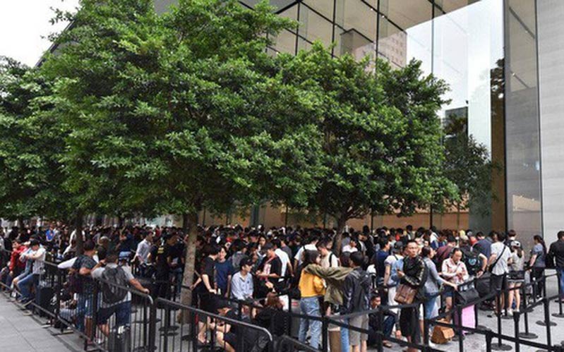 Trước dịch các iFan đông đúc đợi chờ ra mắt sản phẩm mới từ Apple Không còn cảnh xếp hàng mua iphone 12 như mọi năm