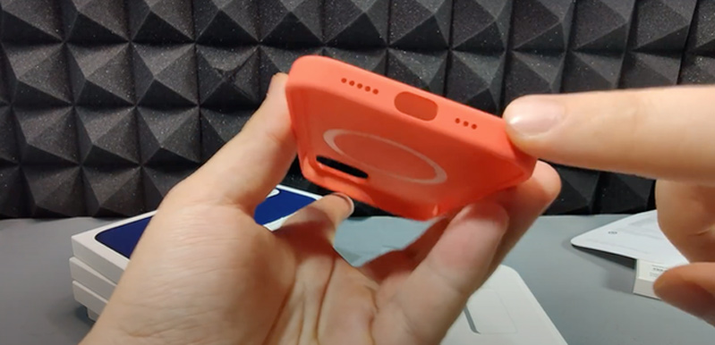 iphone 12 bị tróc sơn hình 1 iPhone 12 không chỉ bị tróc sơn mà ốp lưng còn quên đục lỗ