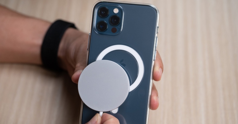iPhone 12 Pro sạc bằng MagSafe