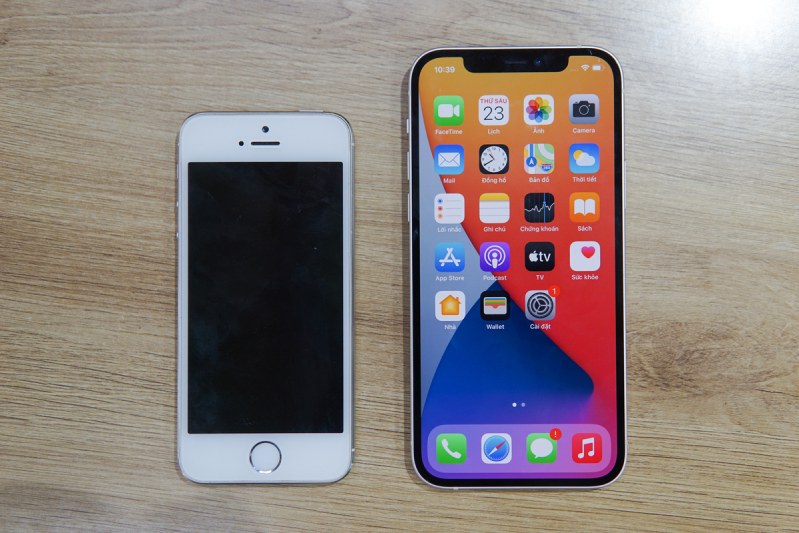So sánh iPhone 12 và iPhone 5S