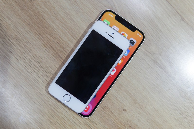 iPhone 12 và iPhone 5S đều có tính năng bảo mật rõ ràng
