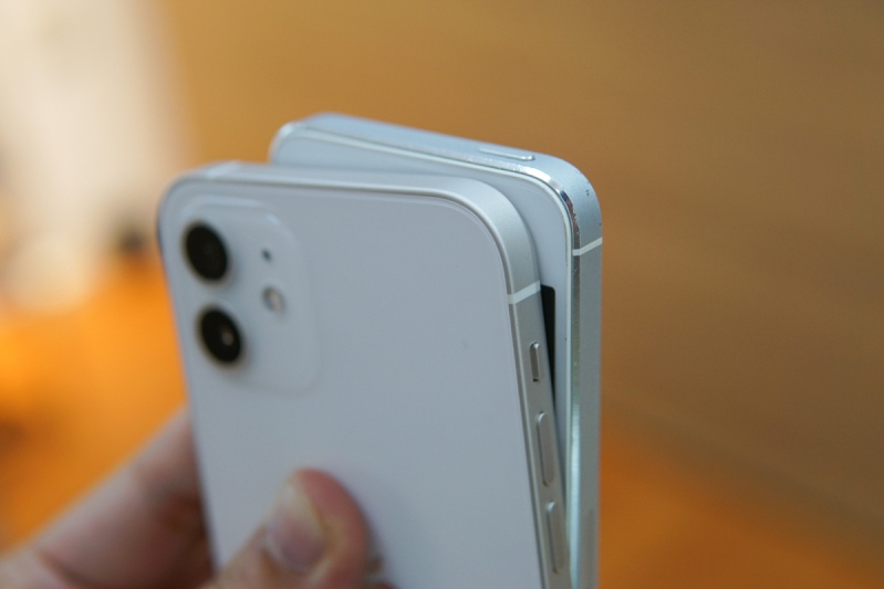 iPhone 12 và iPhone 5S có thiết kế vuông giống nhau