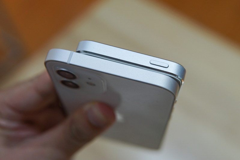 iPhone 12 và iPhone 5S có vị trí phím khác nhau