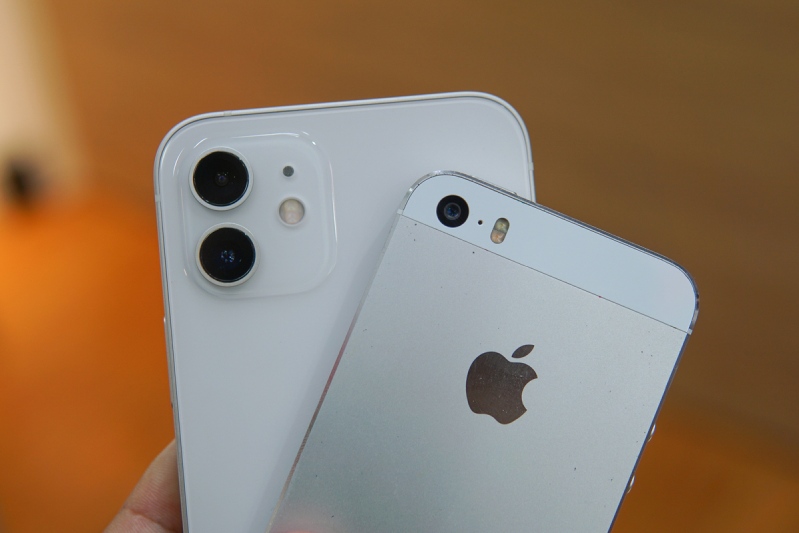 Camera của iPhone 12 lớn hơn iPhone 5S