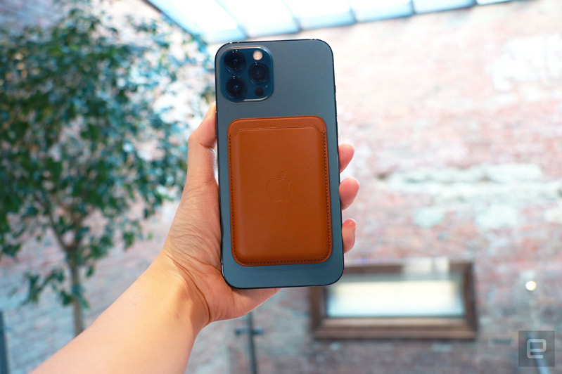 iphone 12 pro max hình 3 iphone 12 pro max với phụ kiện magsafe