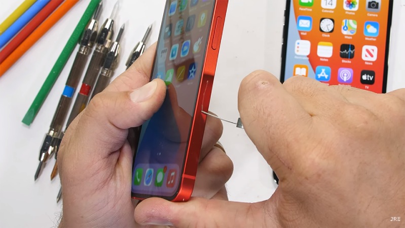 THỬ THÁCH iPhone 12 mini và 12 Pro Max khi hơ lửa, bẻ cong