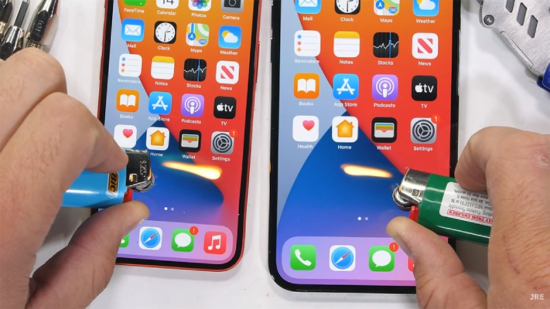 THỬ THÁCH iPhone 12 mini và 12 Pro Max khi hơ lửa, bẻ cong