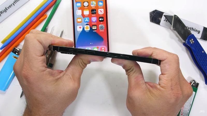 THỬ THÁCH iPhone 12 mini và 12 Pro Max khi hơ lửa, bẻ cong