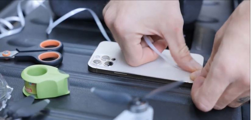 iphone 12 pro được dính vào băng dính 