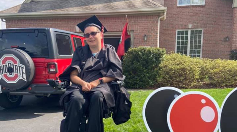 apple watch cứ sống người hình 2 thanh niên bị bệnh