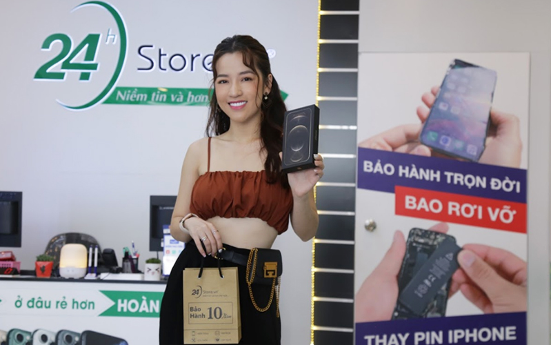Diễn viên Puka cùng iPhone 12 tại 24hStore