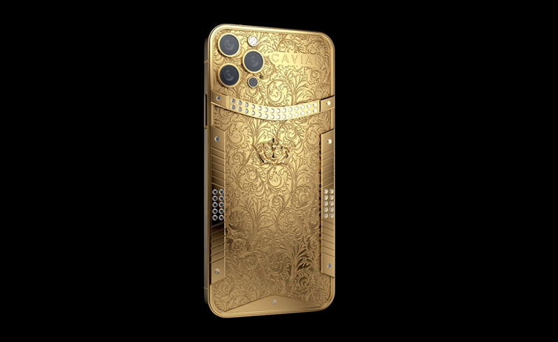 iPhone 12 Pro với thân làm từ vàng nguyên khối 18K, đính thêm kim cương