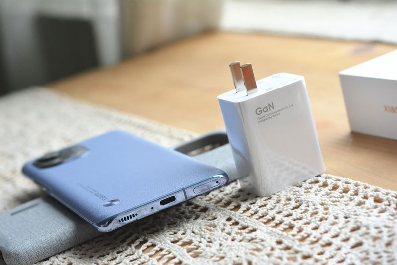 xiaomi mi 11 và cốc sạc 