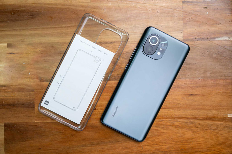 mở hộp Xiaomi Mi 11 hình 3 phụ kiện bên trong hộp Mi 11