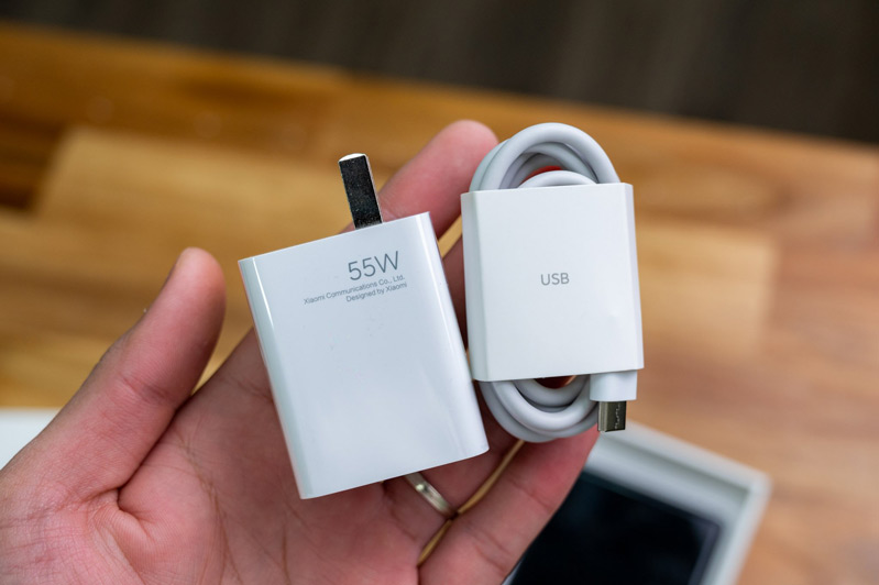 mở hộp xiaomi mi 11 hình 5 người dùng có thể chọn lấy thêm cáp sạc và cốc sạc