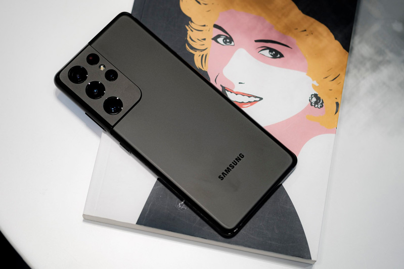 Samsung Galaxy S21 Ultra đối đầu với iPhone 12 Pro Max Samsung Galaxy S21 Ultra đối đầu với iPhone 12 Pro Max