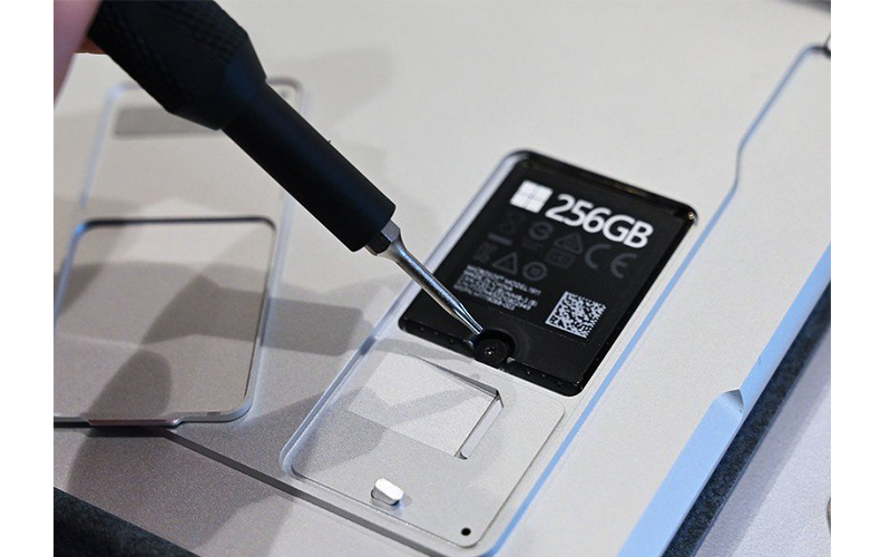 surface pro x 31 sử dụng tua vít để tháo vít SSD surface pro x