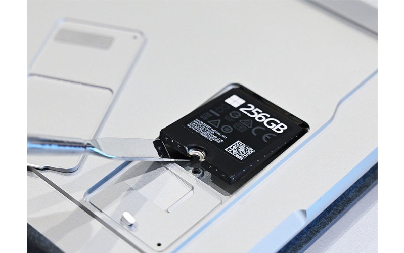 surface pro x 33 nâng SSD kéo ra khỏi khe của surface pro x