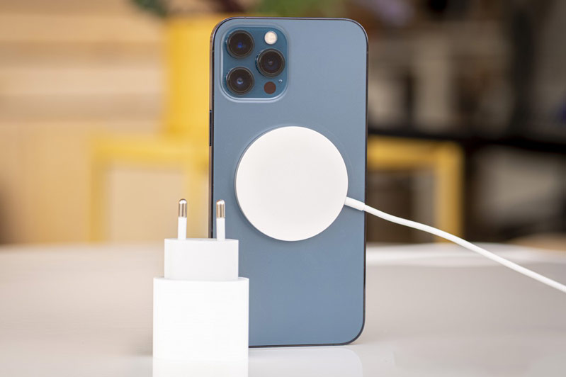 Tốc độ sạc còn chậm, dung lượng pin kém