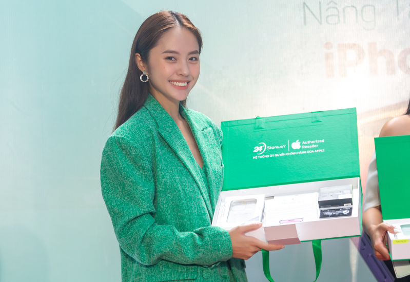 Cô rất thích thú với chiếc iPhone mới của mình 