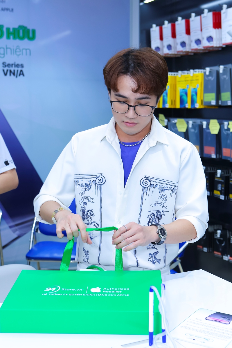 Huỳnh Lập đã đến 24hStore vào đúng 0h để trở thành một trong những người đầu tiên sở hữu iPhone 14