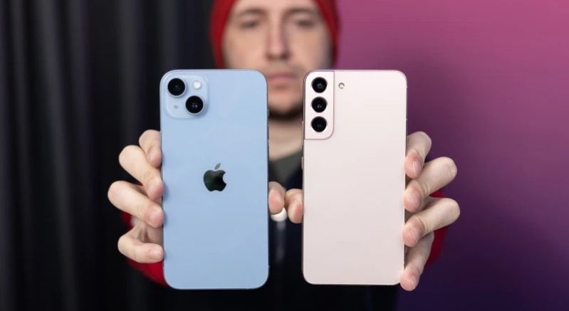 So sánh về thiết kế của iPhone 14 Plus và Samsung Galaxy S22 Plus