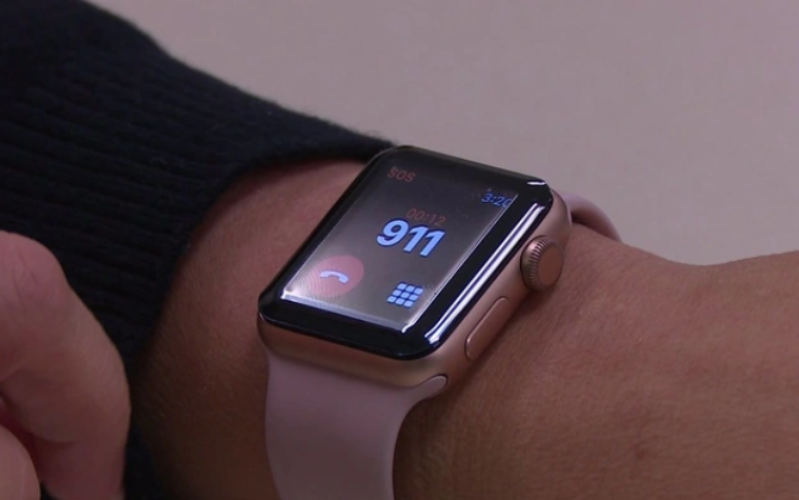 apple watch lại lập công khi cứu mạng một người phụ nữ khỏi bi kịch Sử dụng Apple Watch để gọi 911