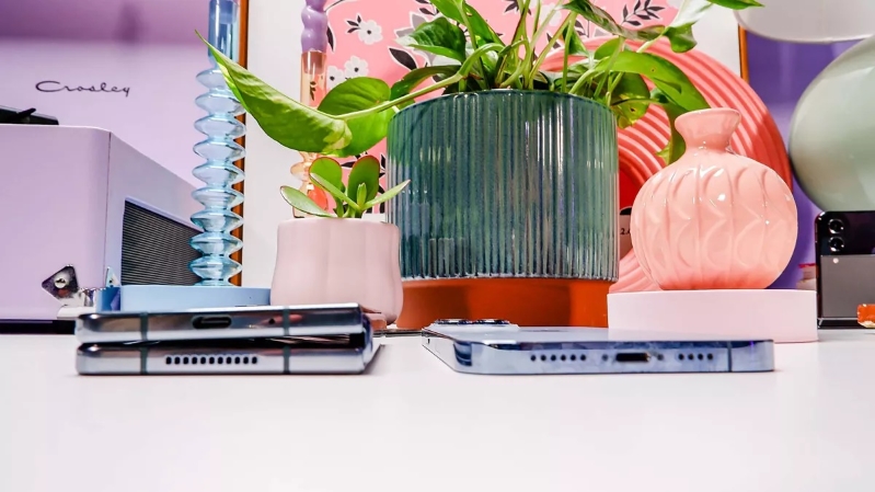 So sánh Fold4 và iPhone 13 Pro Max Z Fold 4 có kích thước và trọng lượng lớn hơn iPhone 13 Pro Max