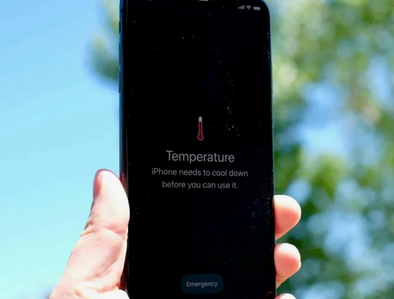 Độ sáng màn hình iPhone tự động giảm xuống Nhiệt độ cao làm một trong những nguyên nhân khiến màn hình tối đi