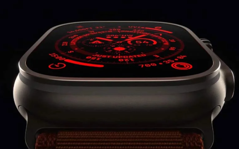 Apple Watch Ultra - 49mm - LTE - mặt Titanium dây Trail Bạn có thể xoay núm Digital Crown để mặt đồng hồ chuyển sang màu đỏ