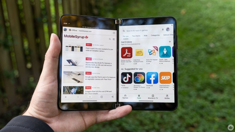 So sánh Samsung Galaxy Z Fold4 và Microsoft Surface Duo 2 Duo 2 có thể chạy hai ứng dụng cạnh nhau hoặc có thể mở một ứng dụng