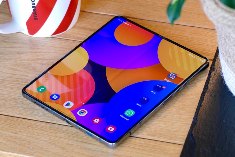 So sánh Samsung Galaxy Z Fold4 và Microsoft Surface Duo 2 Galaxy Z Fold4 có màn hình 7,6 inch với độ phân giải 1812 x 2176
