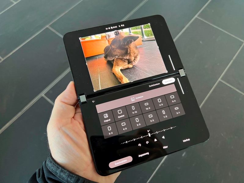 So sánh Samsung Galaxy Z Fold4 và Microsoft Surface Duo 2 Surface Duo 2 có hai tấm nền 5,8 inch riêng biệt