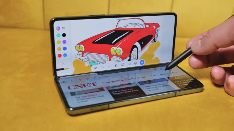 So sánh Samsung Galaxy Z Fold4 và Microsoft Surface Duo 2 Galaxy Z Fold4 đáp ứng tốt hơn trong việc tăng năng suất của người dùng