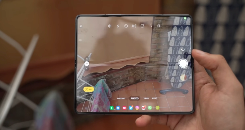 So sánh Samsung Galaxy Z Fold4 và Microsoft Surface Duo 2 Samsung Galaxy Z Fold4 vẫn có lợi thế hơn về camera