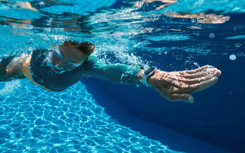 Khả năng chống nước trên  Apple Watch S8 LTE 45mm mặt thép, dây thép