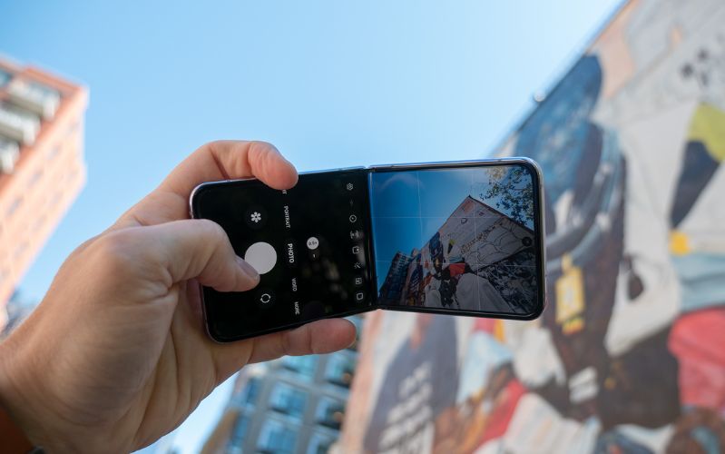 So sánh Samsung Galaxy Z Flip4 vs iPhone 12