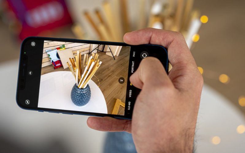 So sánh Samsung Galaxy Z Flip4 vs iPhone 12