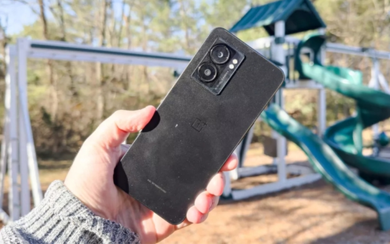 OnePlus Nord N3000 cũng được đánh giá cao về thời lượng pin OnePlus Nord N3000 đắt hơn một chút ở mức 228 USD, nhưng thời lượng pin cũng tốt như Moto G Power.