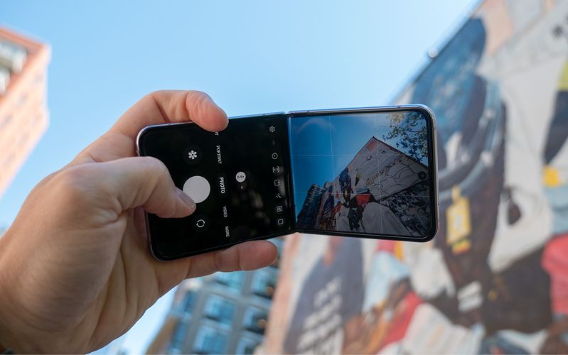 Z Flip4 có thể cung cấp hình ảnh sắc nét, tuy nhiên thông số cảm biến chính thấp hơn so với Pixel 6 Pro