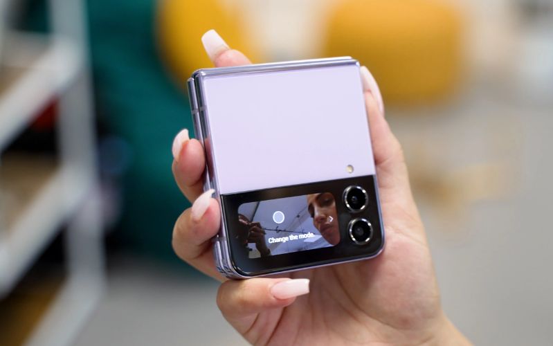 Bạn có thể sắm ngay Galaxy Z Flip4 nếu yêu thích thiết kế sành điệu