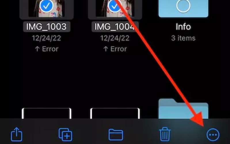 Xóa phông ảnh nhiều ảnh cùng lúc trên iOS 16 Nhấn vào nút ba chấm ở góc dưới bên phải.